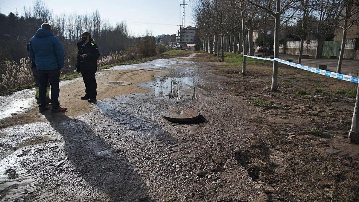 Una fuita de salmorra inunda el passeig del Riu de Sant Joan