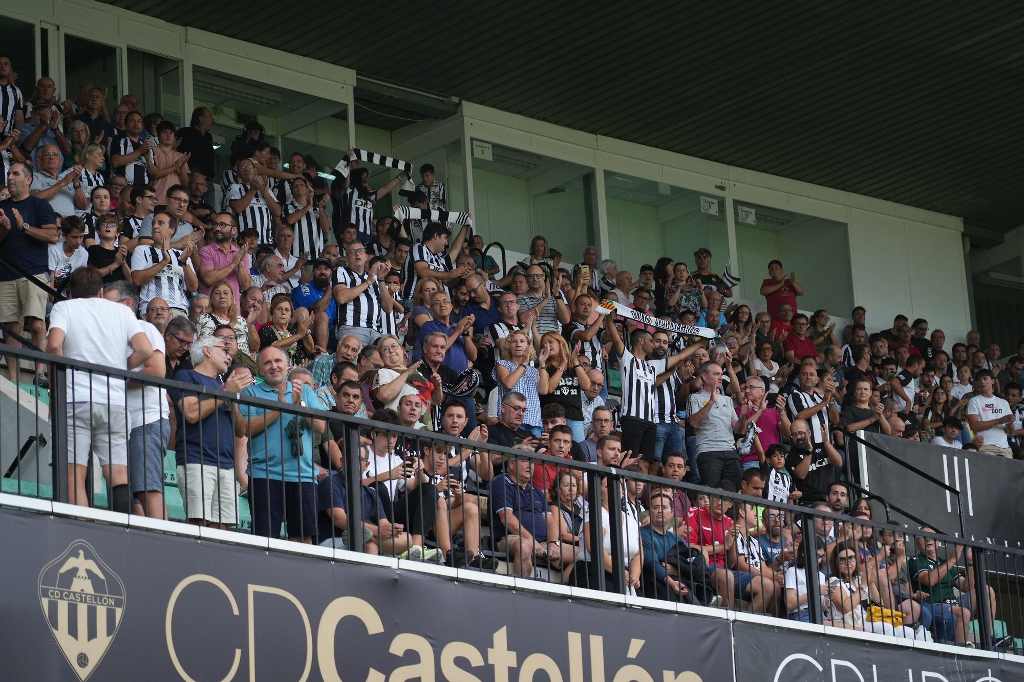 Galería: La afición albinegra disfruta en Castalia de la victoria del CD Castellón