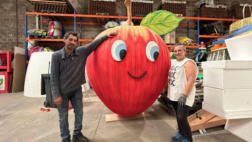 El artesano Alberto Colino y Mónica Álvarez, con «Manzanina», en el taller de Las Arobias. | C. G.