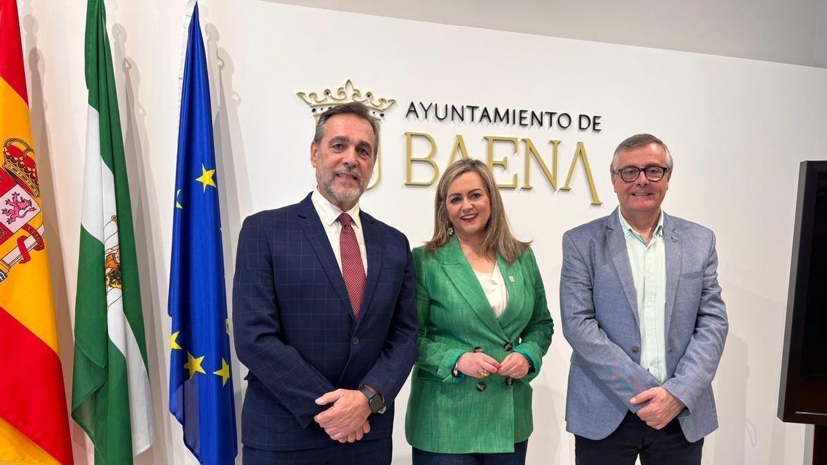 Rafael Cidres, María Jesús Serrano y Francisco Vizcaíno, en el ayuntamiento de Baena.