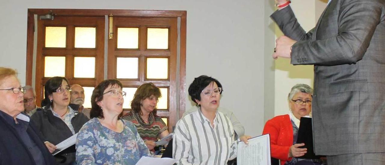 El músico David Colado dirigiendo un ensayo.