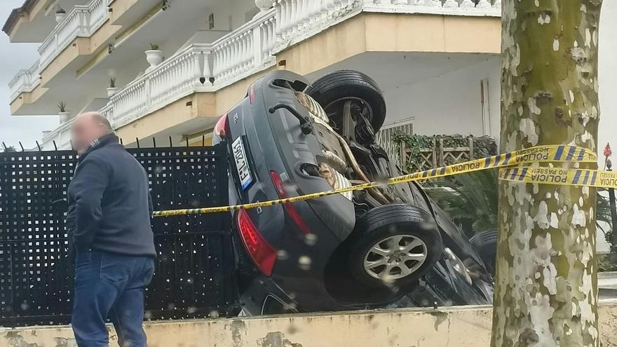 Un cotxe xoca contra la tanca i acaba al pati d'un domicili a Empuriabrava