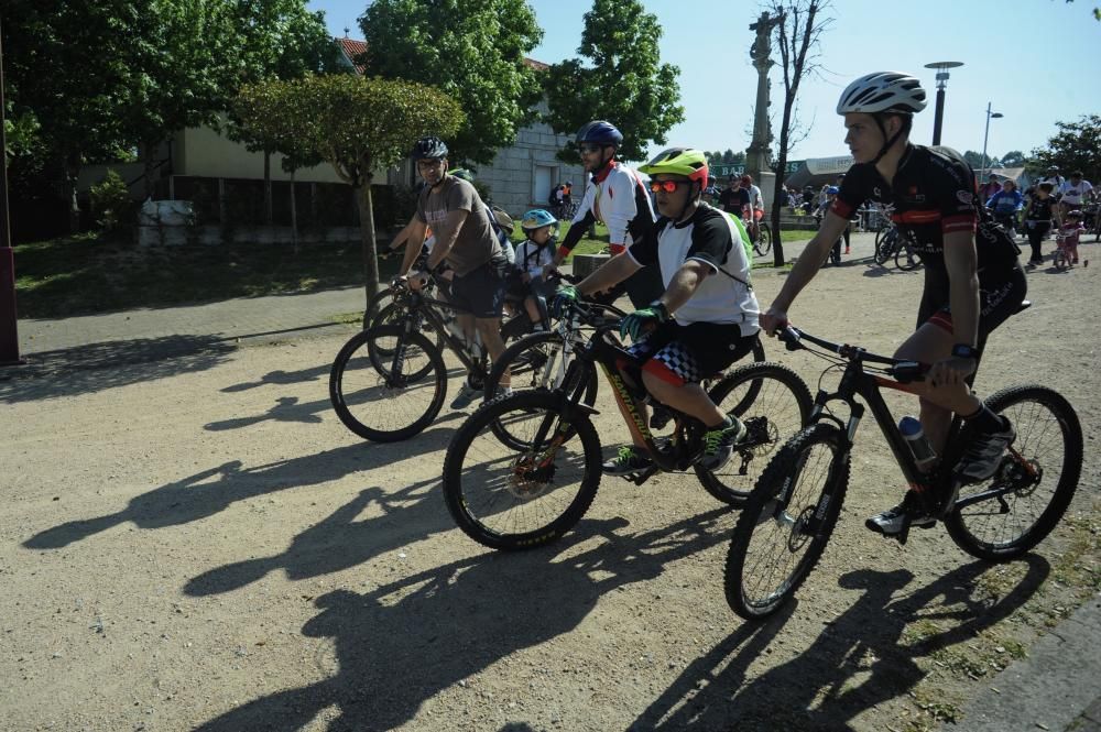 Una veintena de trabajadores y usuarios de la asociación Amencer, de personas con parálisis cerebral, participaron ayer en la Festa da Bicicleta de Ribadumia.