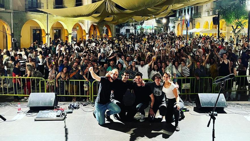 El Grupo Tributo A El Canto Del Loco, A Contracorriente, El Sábado En Sant Josep