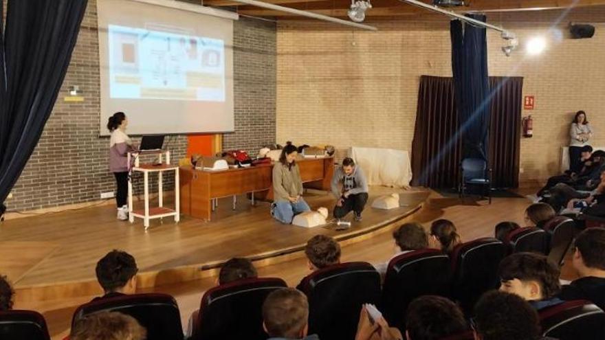 Los alumnos del IES La Corredoria reciben formación para salvar vidas