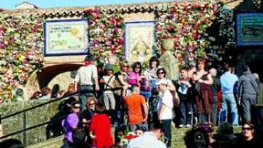 El pregón y la ofrenda floral abren la fiesta de la Virgen