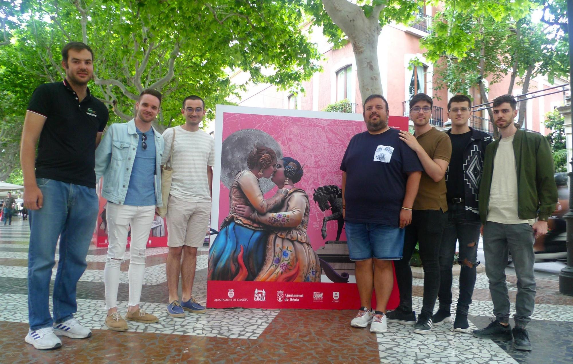 Algunos miembros del colectivo CLGS frente a la exposición, ya repuesta, en el paseo de les Germanies.