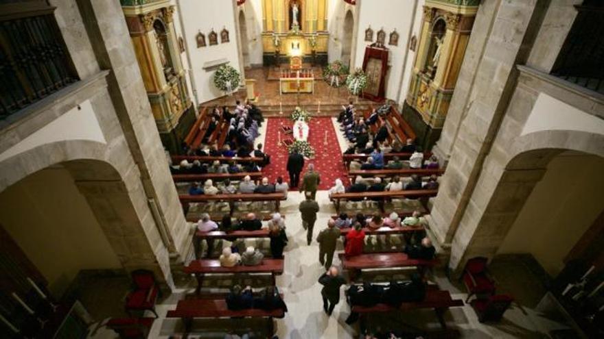 Astorga despide emocionada a su obispo, el sacerdote asturiano Juan Antonio Menéndez