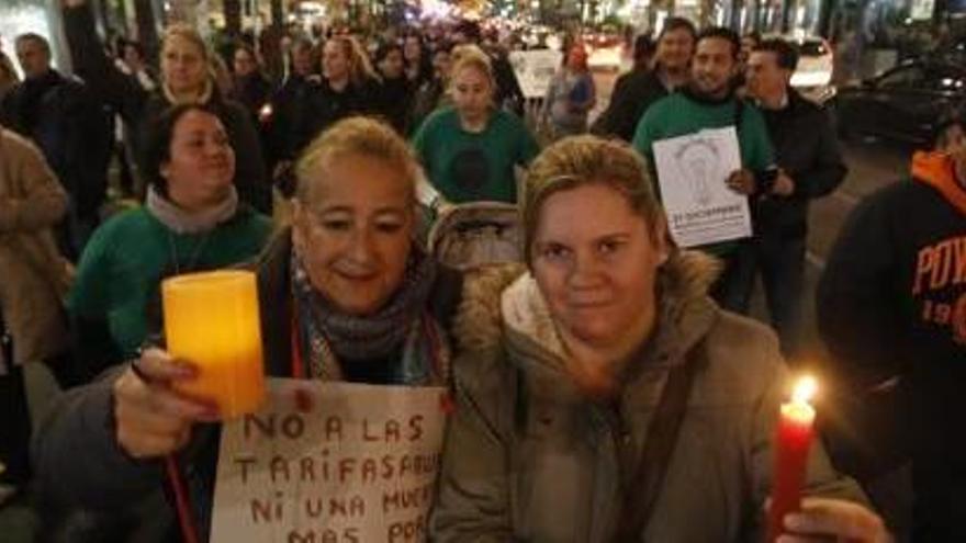 Concentración, ayer por la tarde, en la calle Calderón contra la pobreza energética.