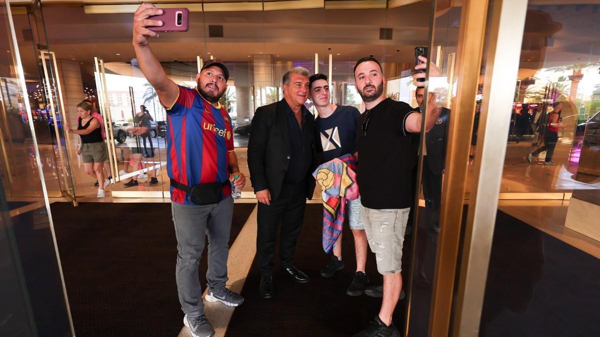 Laporta, junto a unos aficionados