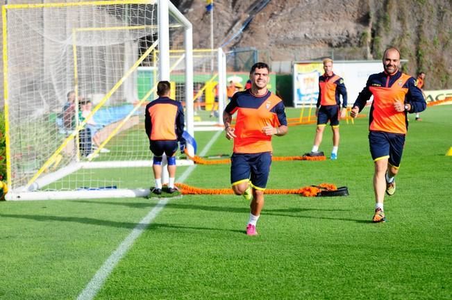 Entrenamiento de la UD Las Palmas en Barranco ...