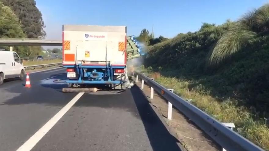 Atasco kilométrico en la entrada a A Coruña por la autopista AP-9 tras perder la carga un camión con mercancía peligrosa