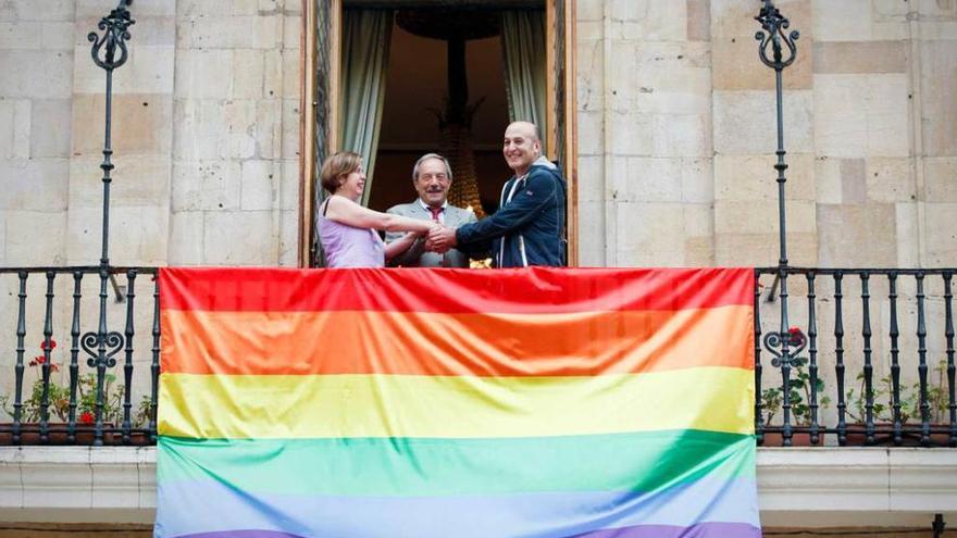 Ana Taboada, Wenceslao López y Manuel González, de Xega, el año pasado en el Ayuntamiento de Oviedo.