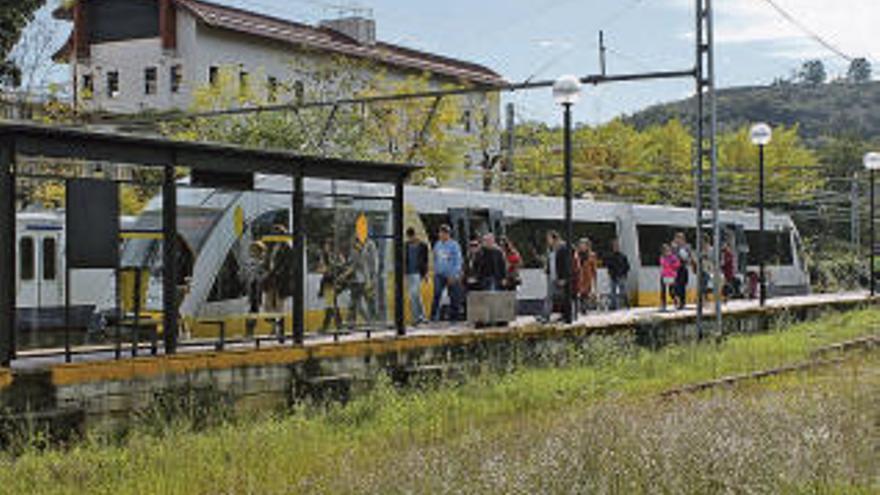 Usuarios de la línea entre Oviedo e Infiesto llegando a la estación de Pola de Siero.