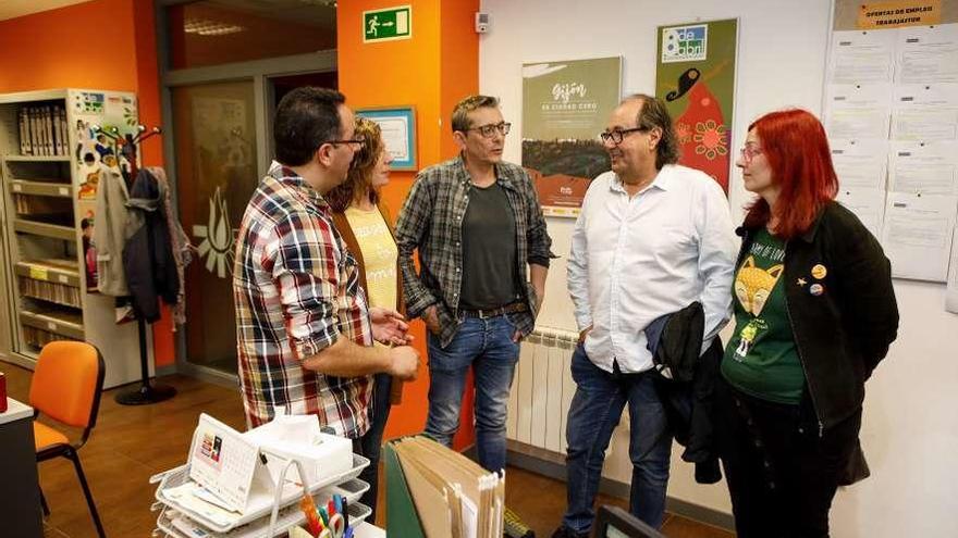 Mario Suárez del Fueyo y Estefanía Puente conversan con miembros del Secretariado Gitano de Gijón.