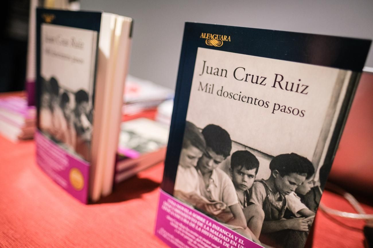 Presentación del libro de Juan Cruz Ruiz 'Mil doscientos pasos'