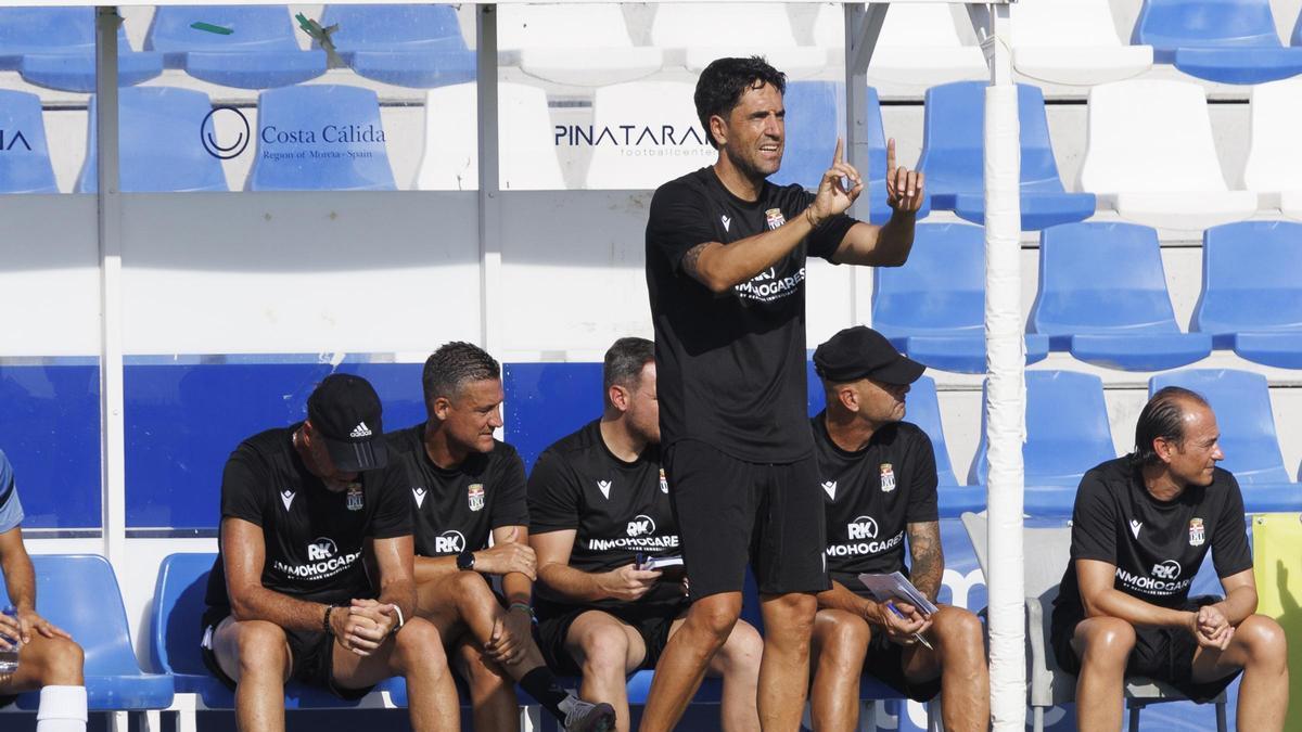 Íñigo Vélez da instrucciones a sus futbolistas durante un encuentro de pretemporada