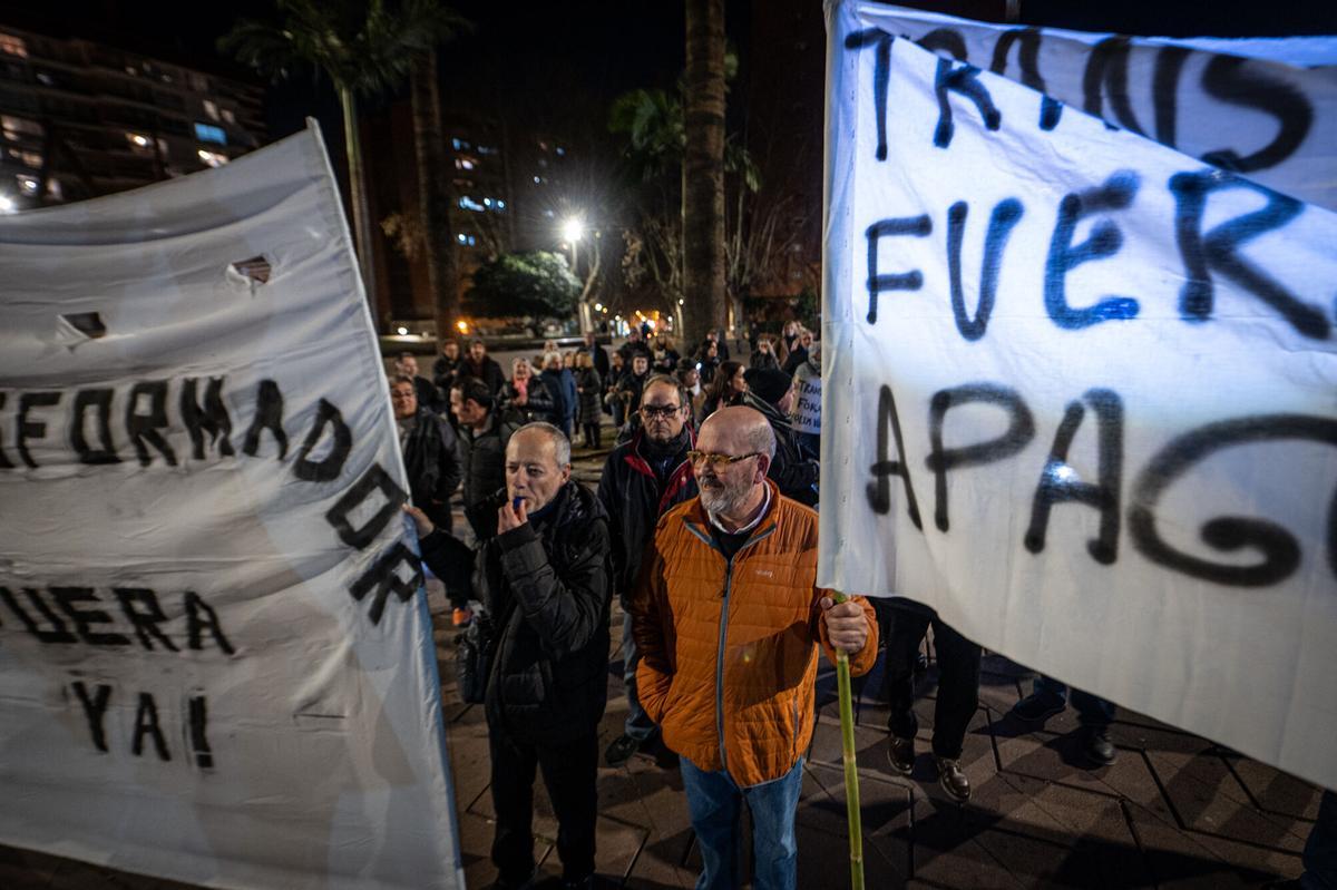Manifestación de vecinos de la Prosperitat que piden una solución para los cortes de luz que sufren y el traslado de un transformador que se incendió en septiembre. Manifestación de vecinos de la Prosperitat que piden una solución para los cortes de luz que sufren y el traslado de un transformador que se incendió en septiembre.