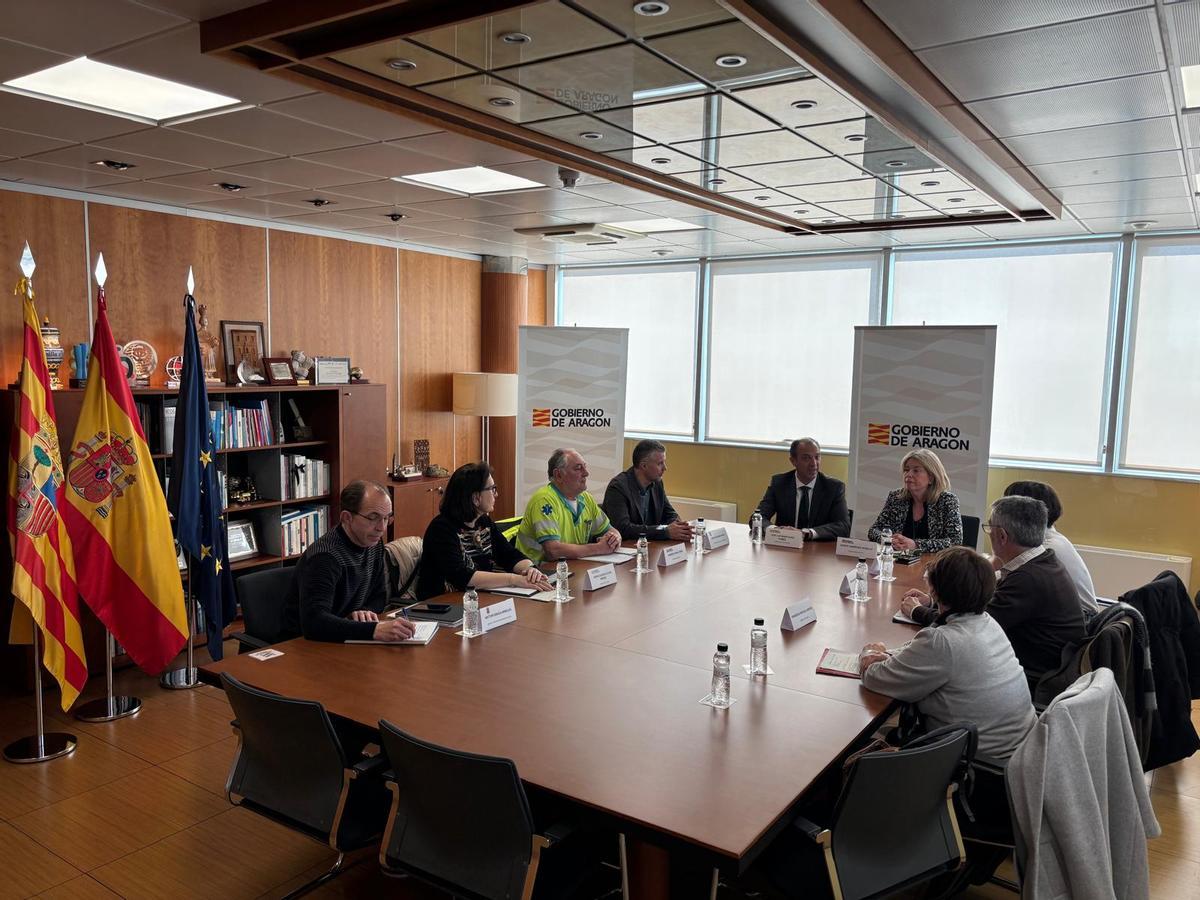 Bancalero durante la reunión con los portavoces de la plataforma de Jaca y su alcalde, en una imagen de archivo.
