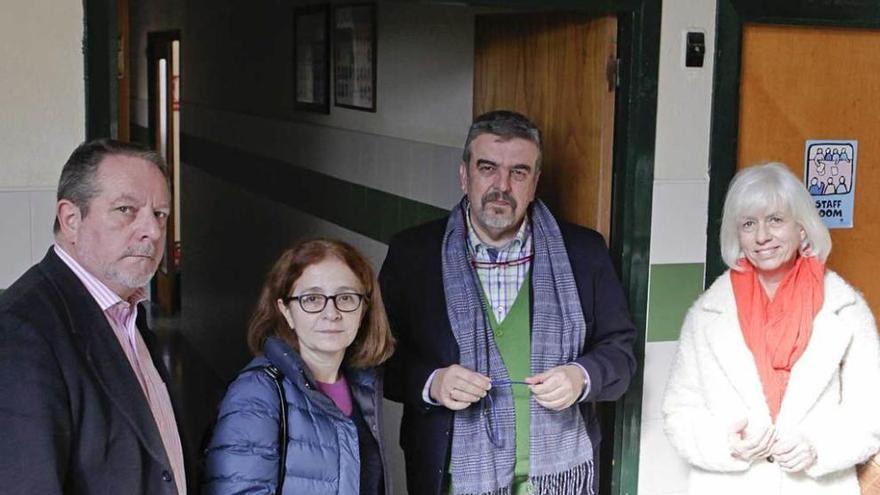 De izquierda a derecha, Faustino Sabio, Ana Castaño, Alberto García y Concha Masa, ayer, en el IES de Roces.