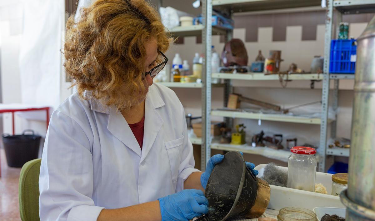 Una de las expertas durante el proceso de restauración previo para su posterior análisis y digitalización de cada una de las piezas