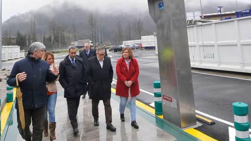 Por la izquierda, Santiago Fernández (Cogersa), Gema Álvarez, Fernando Lastra, Aníbal Vázquez y Ana Díaz, ayer, en la nueva báscula de la estación de tratamiento.