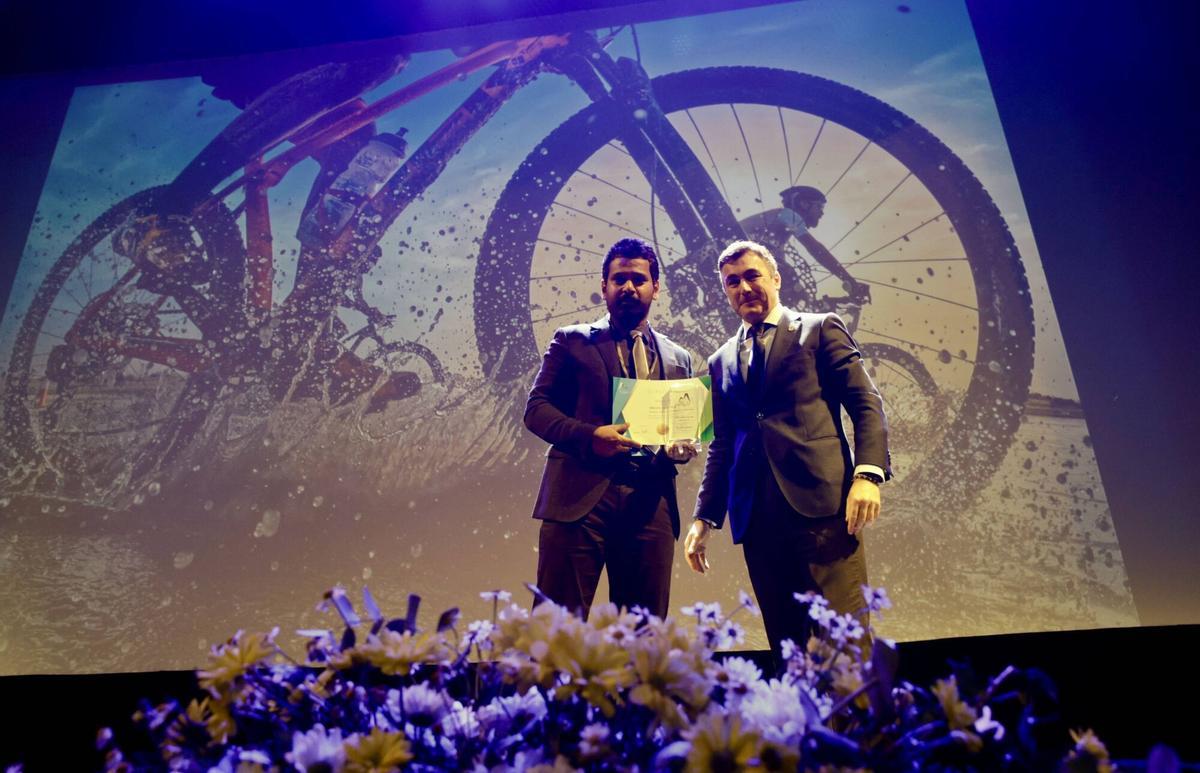 Entrega del premio a uno de los ganadores del concurso.