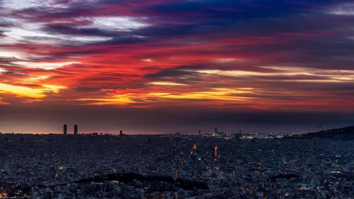 Cielo medio cubierto de nubes altas y medias en Barcelona, al amanecer del 15 de enero del 2024