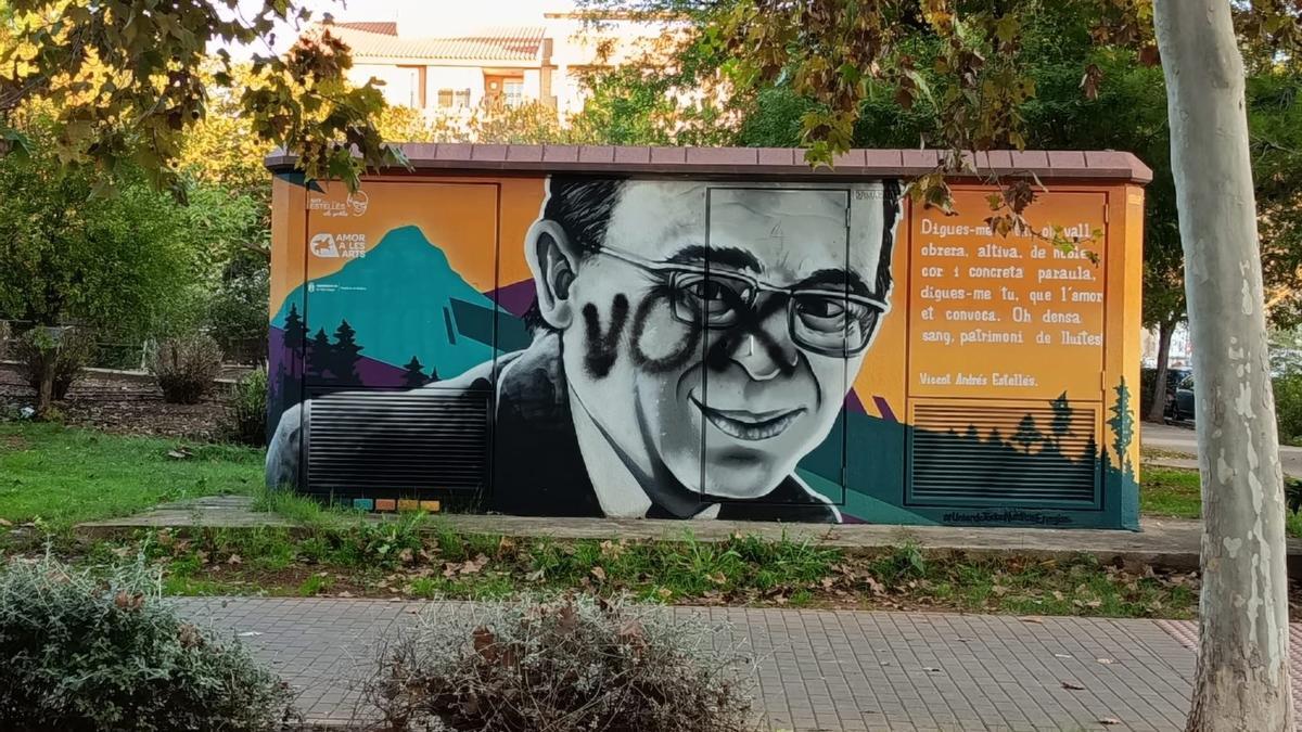 Vandalizan con una pintada el mural dedicado a Vicent Andrés Estellés en la Vall d'Uixó.