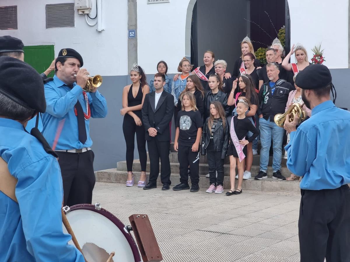 La procesión, a la llegada a la ermita sin el Cristo de La Gallega.