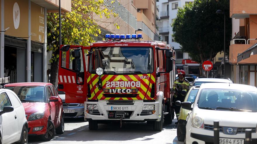 Los bomberos entran por un balcón para socorrer a una mujer de 91 años en Ibiza