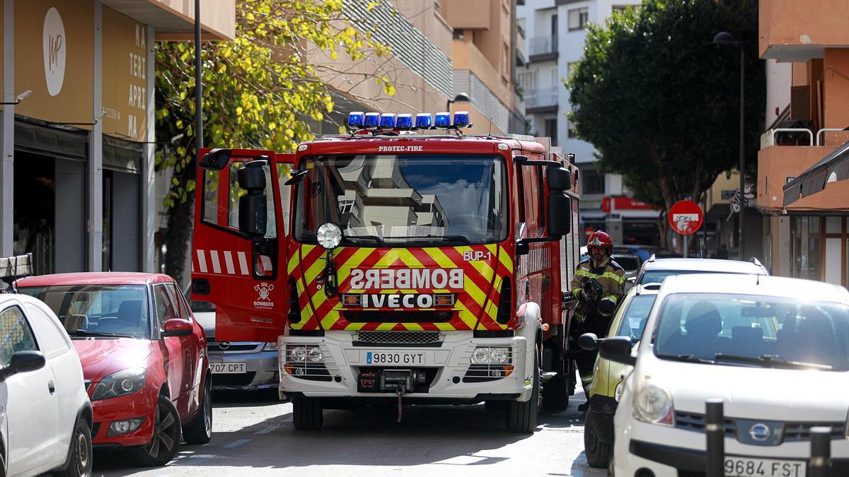 Una imagen de archivo de los bomberos de Ibiza durante un servicio en Vila