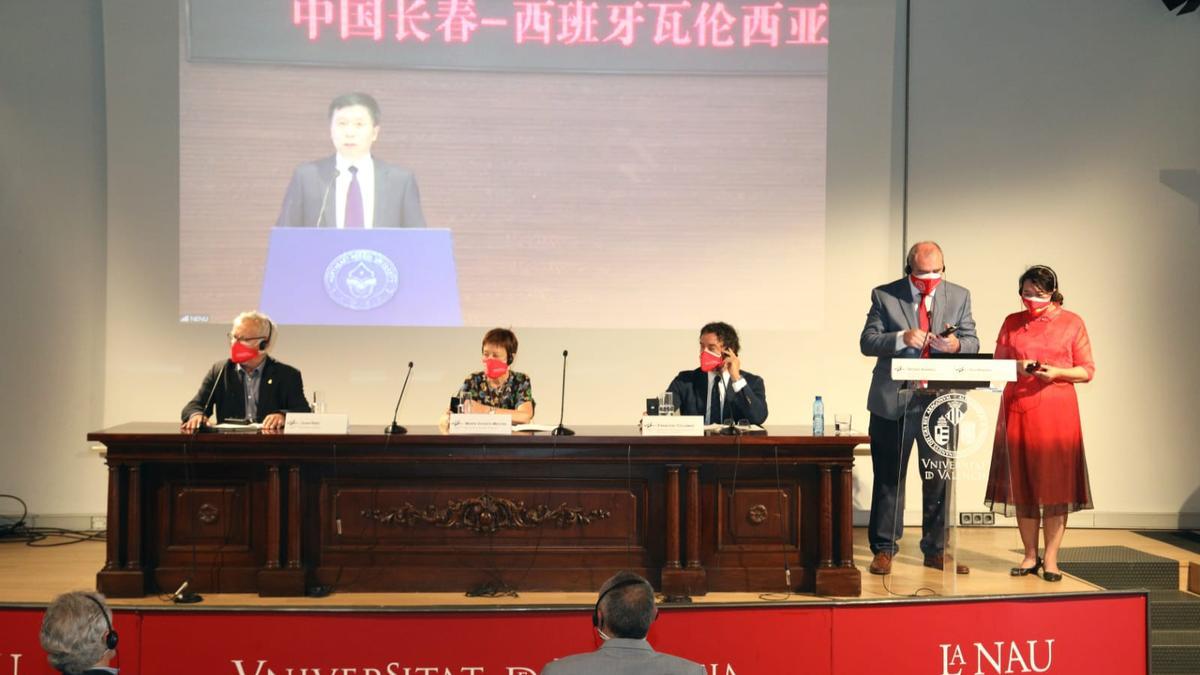 Detalle de la Jornada durante el discurso del alcalde de Changchun, Zhao Xian.