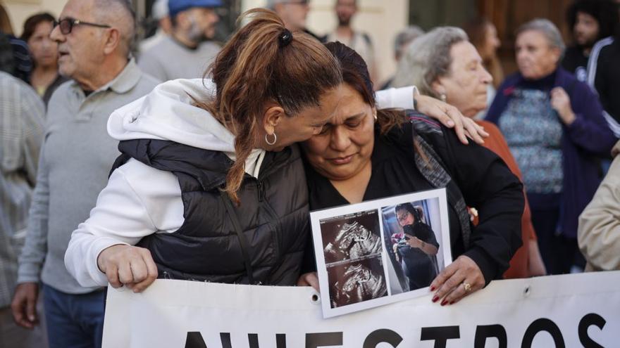 Concentración frente a las Corts para pedir el enjuiciamiento de Mazón.