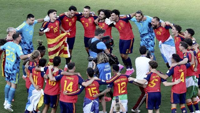 Els futbolistes de la selecció espanyola celebren el Mundial sobre la gespa del MetLife de Nova Jersey.
