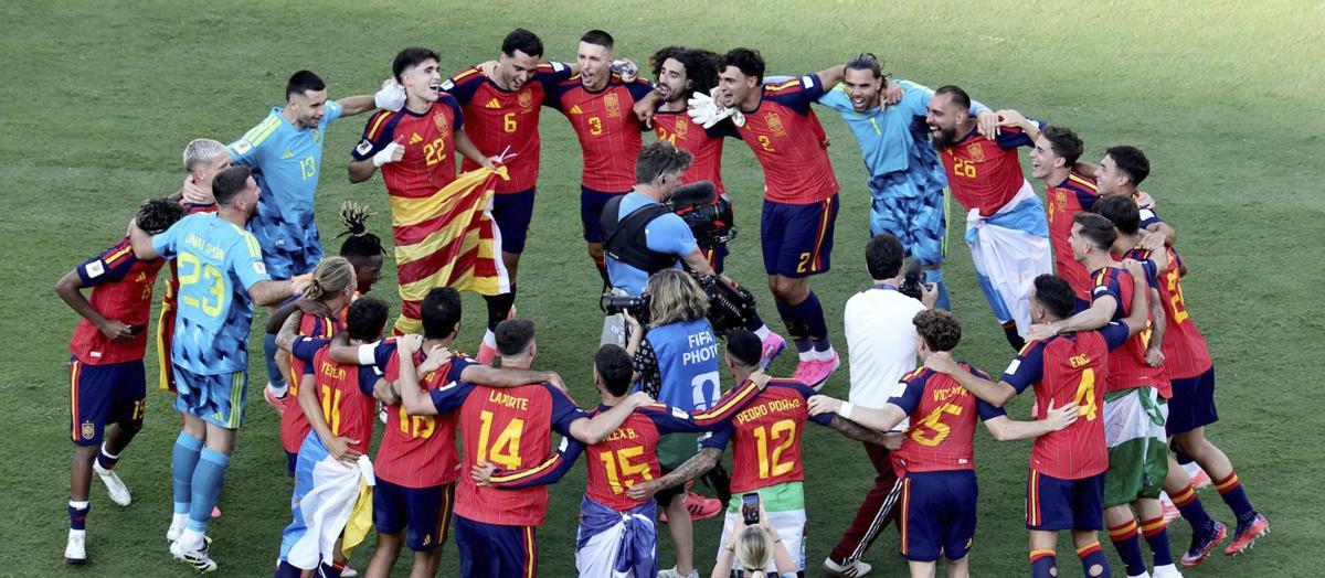 Els futbolistes de la selecció espanyola celebren el Mundial sobre la gespa del MetLife de Nova Jersey.