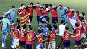 Els futbolistes de la selecció espanyola celebren el Mundial sobre la gespa del MetLife de Nova Jersey.
