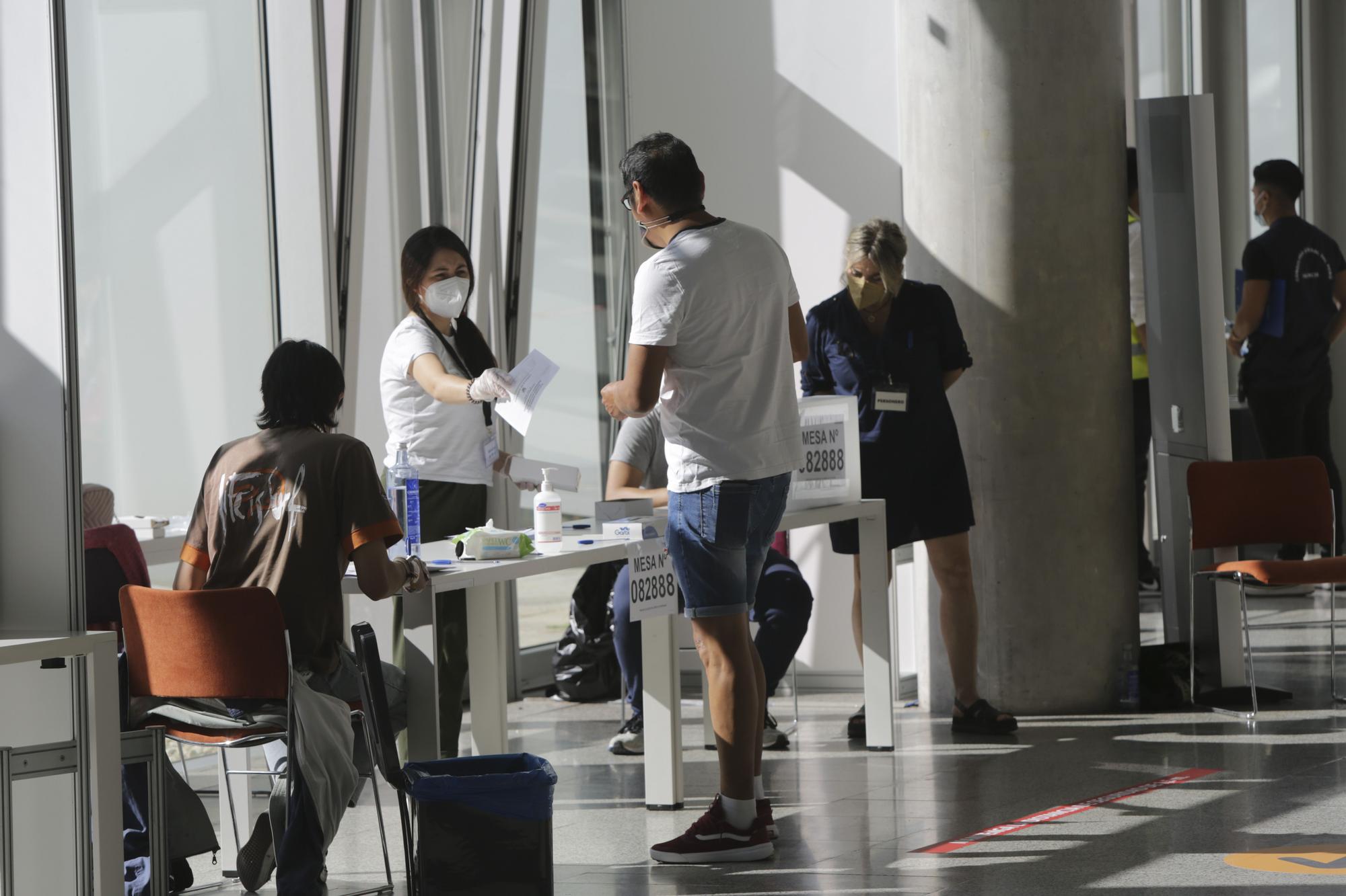 Los ciudadanos peruanos residentes en la Comunitat votan en la segunda vuelta de las Elecciones Generales 2021