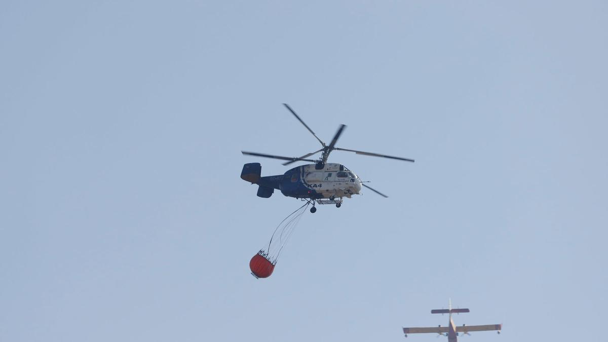 Tercera jornada de trabajos de extinción del incendio en Sierra Bermeja.