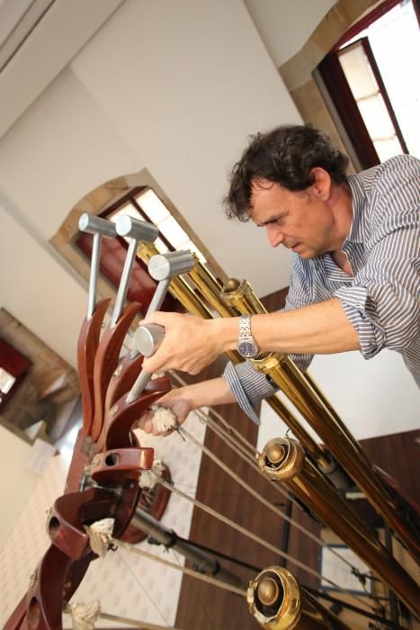 Montaje de la exposición de instrumentos musicales de Les Luthiers