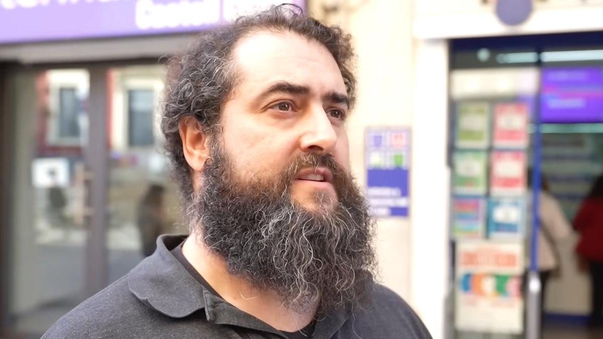 Roger, dueño de una administración de Loteria