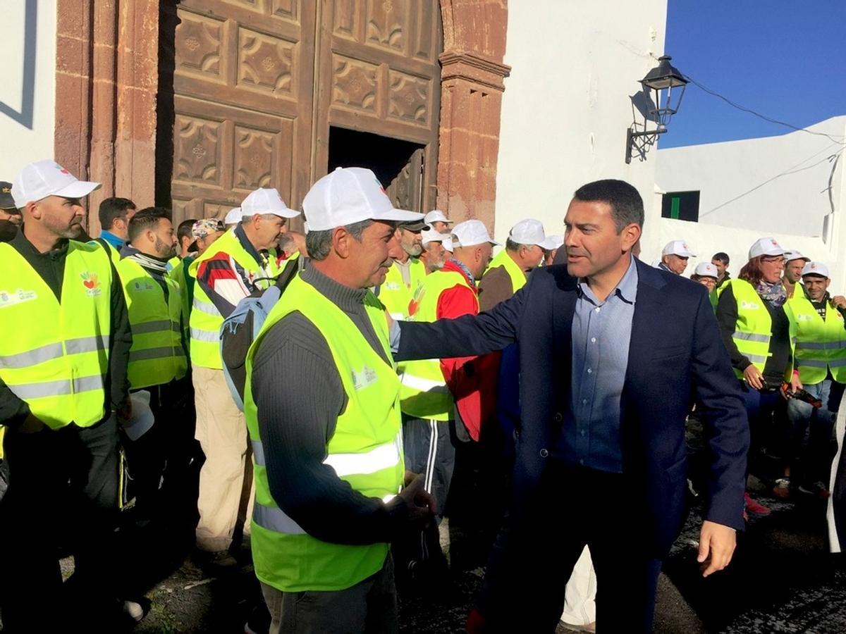 Imagen del alcalde de Teguise, Oswaldo Betancort, recibiendo a los nuevos trabajadores de los planes de empleo.