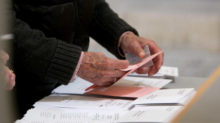 Un hombre ejerce su derecho al voto en las pasadas elecciones autonómicas