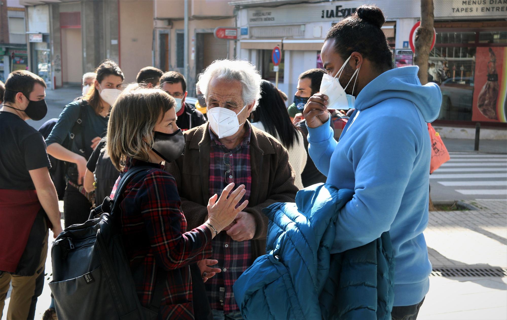 Imagen de la abogada Laia Serra hablando con los dos investigados en la puerta de los juzgados de Cornellà de Llobregat.