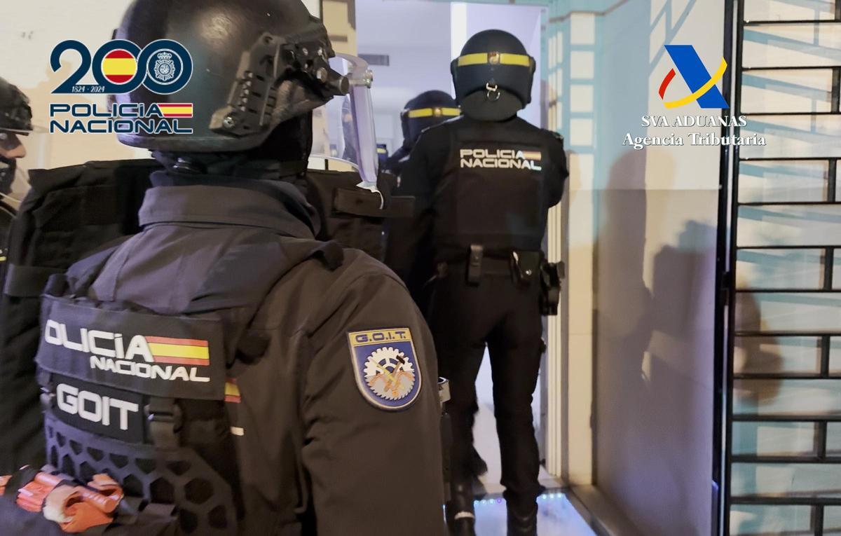 Agentes de la Policía Nacional, durante la actuación.