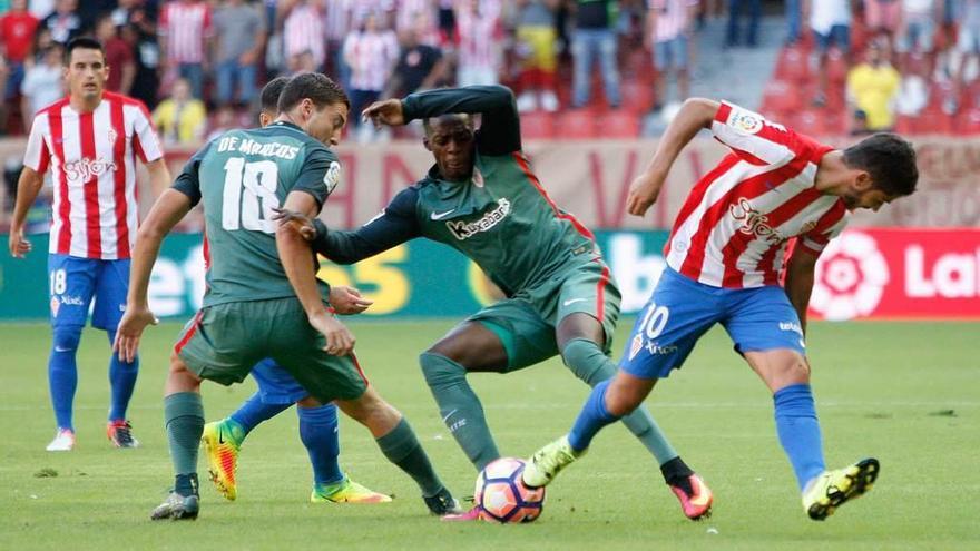 Williams pugna con Nacho Cases por el balón en el duelo entre Sporting y Athletic en El Molinón esta temporada.