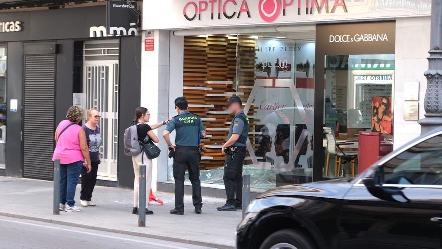 Tres ladrones roban 250 gafas en dos minutos en una óptica en Guardamar