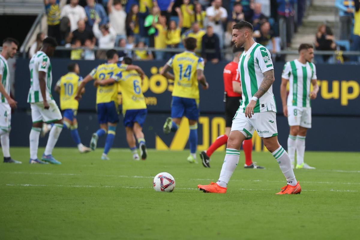 Antonio Casas, cabizbajo tras el gol del Cádiz en la visita del Córdoba CF al Nuevo Mirandilla en 2024.