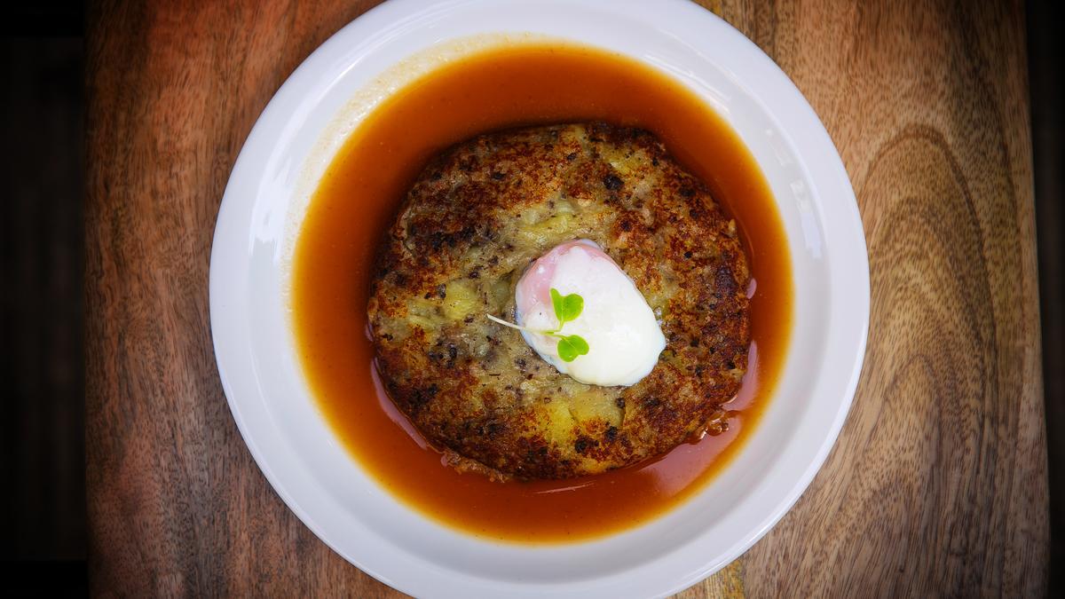 Las patatas enmascaradas con huevo escalfado.