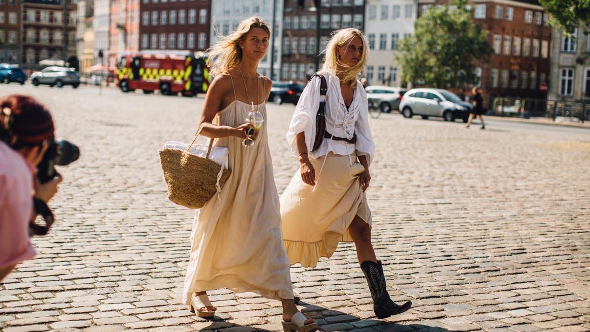 Bolso de rafia tipo capazo visto en el 'street style' de verano de Copenhague